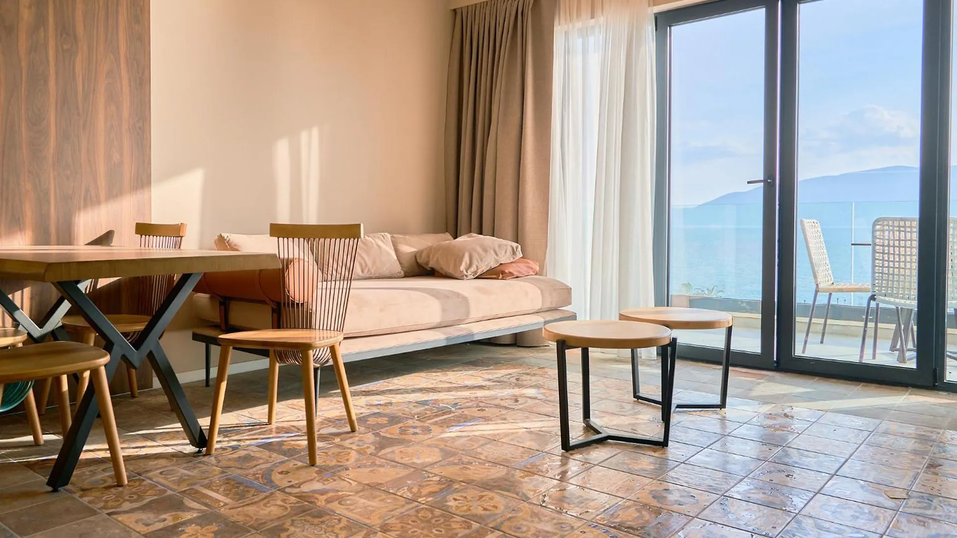 Aparthotel Azar Luxury Suites Vlorë